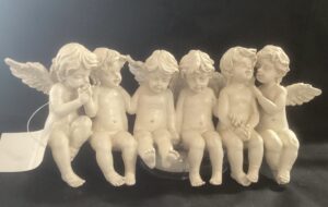 rangée de chérubins assis